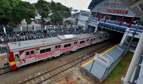 Rangkaian Kereta Rel Listrik (KRL) melintas di Stasiun KA Palmerah, Jakarta Barat, Senin (6/7).